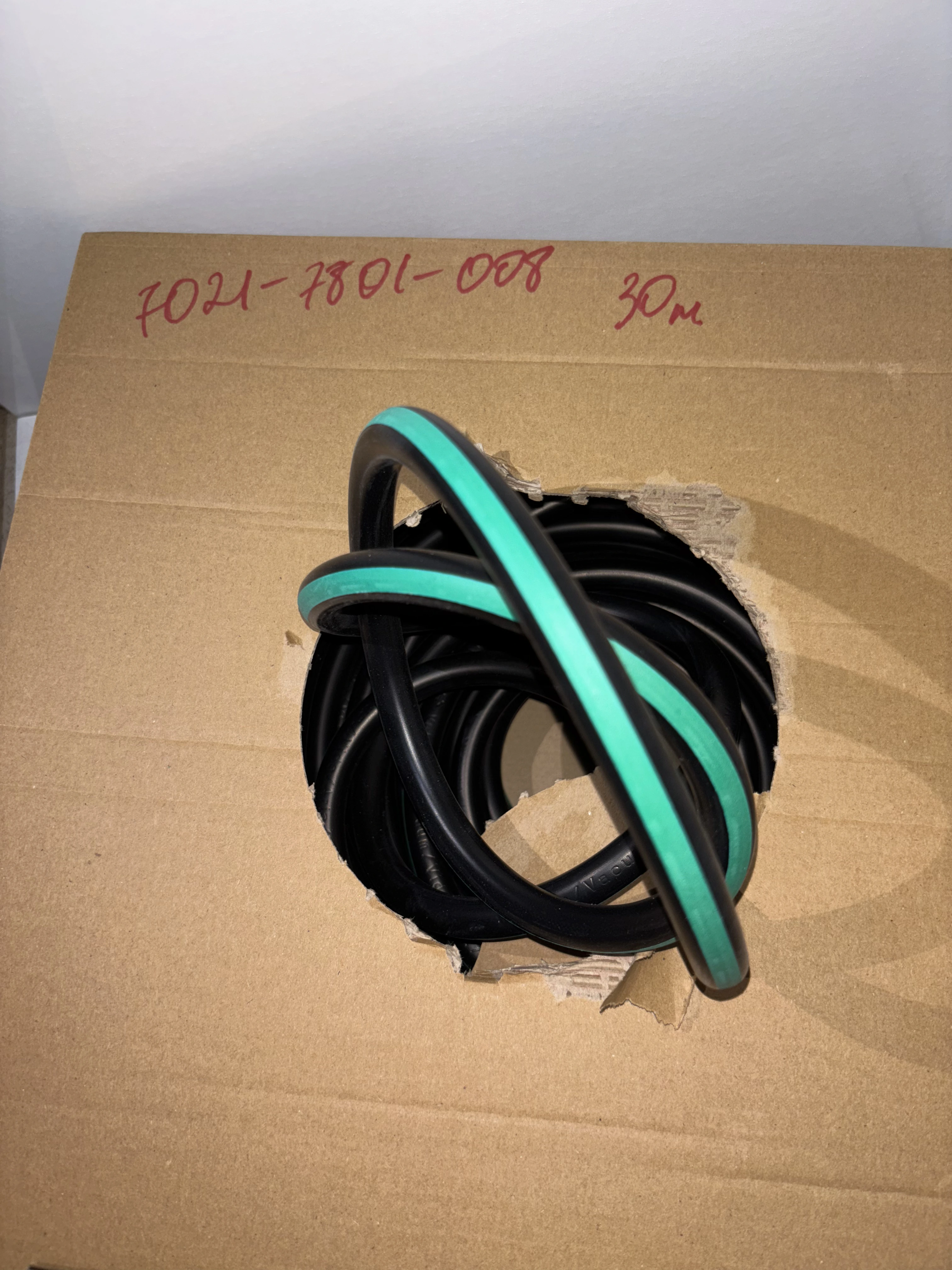 7021-7801-008 Ваккумный резиновый шланг длинный